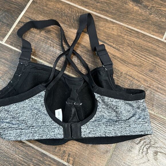 🏋️♀️✨ Victoria’s Secret Sports Bra - Size 32B - Black and Gray - Picture 2 of 4